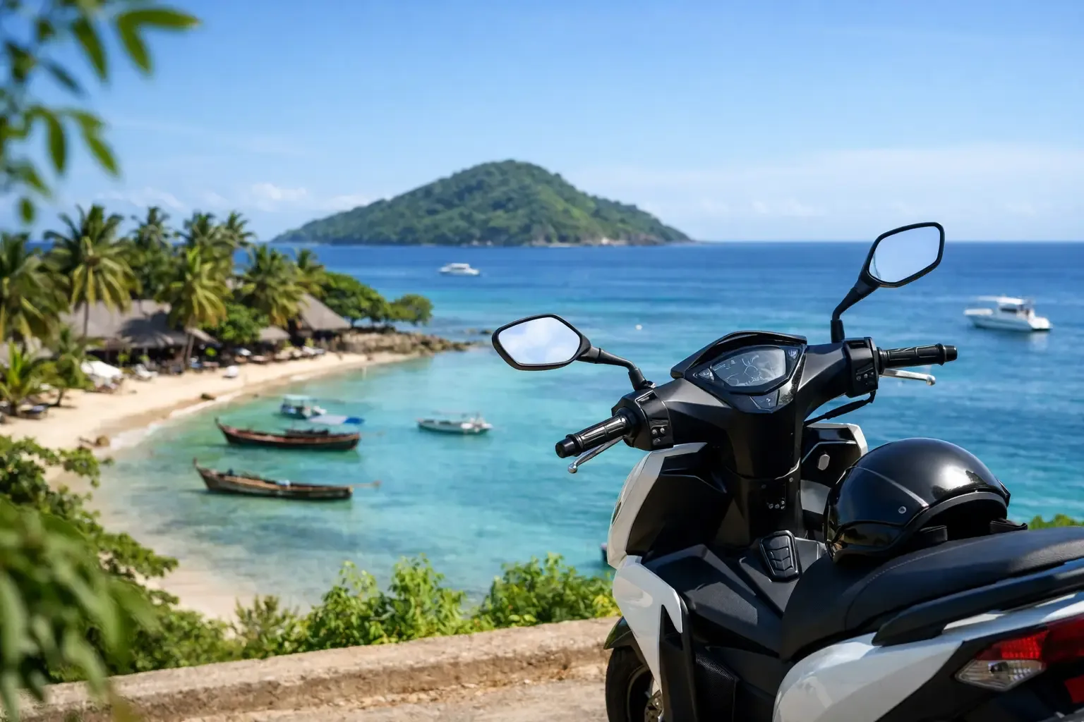 Scooter de location prêt à rouler sur une route de Nosy Be