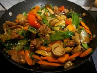 Maiale saltato con verdure