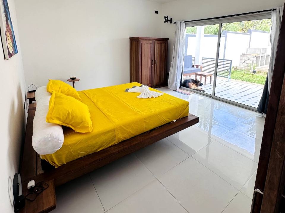 Chambre lumineuse d'un appartement neuf à Madirokely, Nosy Be, ouverte sur la terrasse